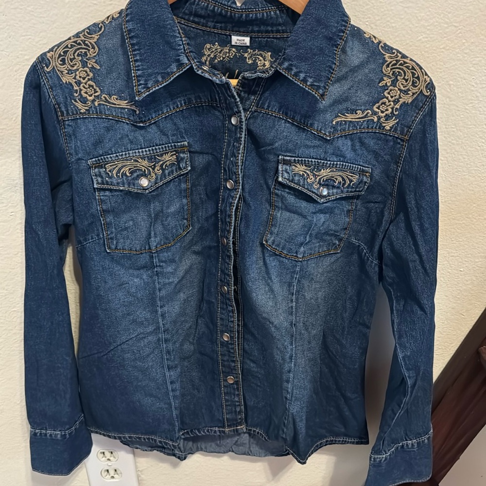 Woman’s S long sleeve jean snap button shirt